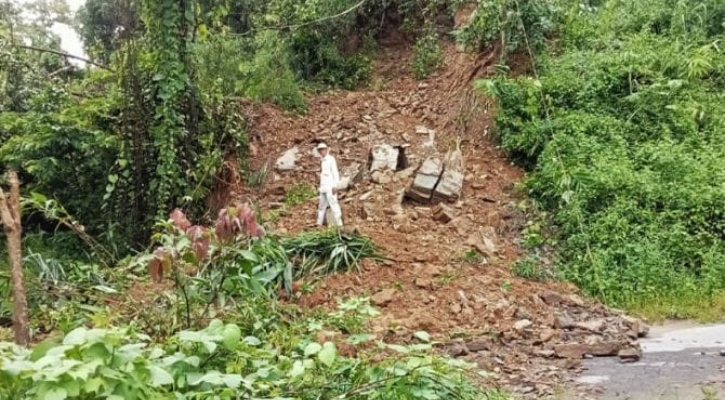 সাজেকে পাহাড় ধস, আটকা পড়েছেন ৪ শতাধিক পর্যটক 